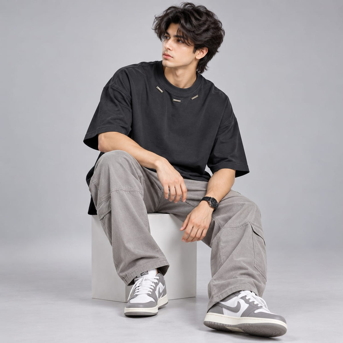 Round neck with metal touch